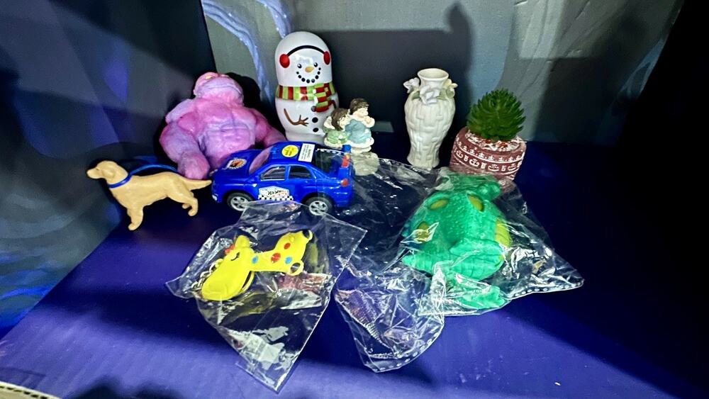 Mixed Lot trinkets Toys Animals & Dinosaurs Mini Vehicles, Dinosaur Dog Snowman